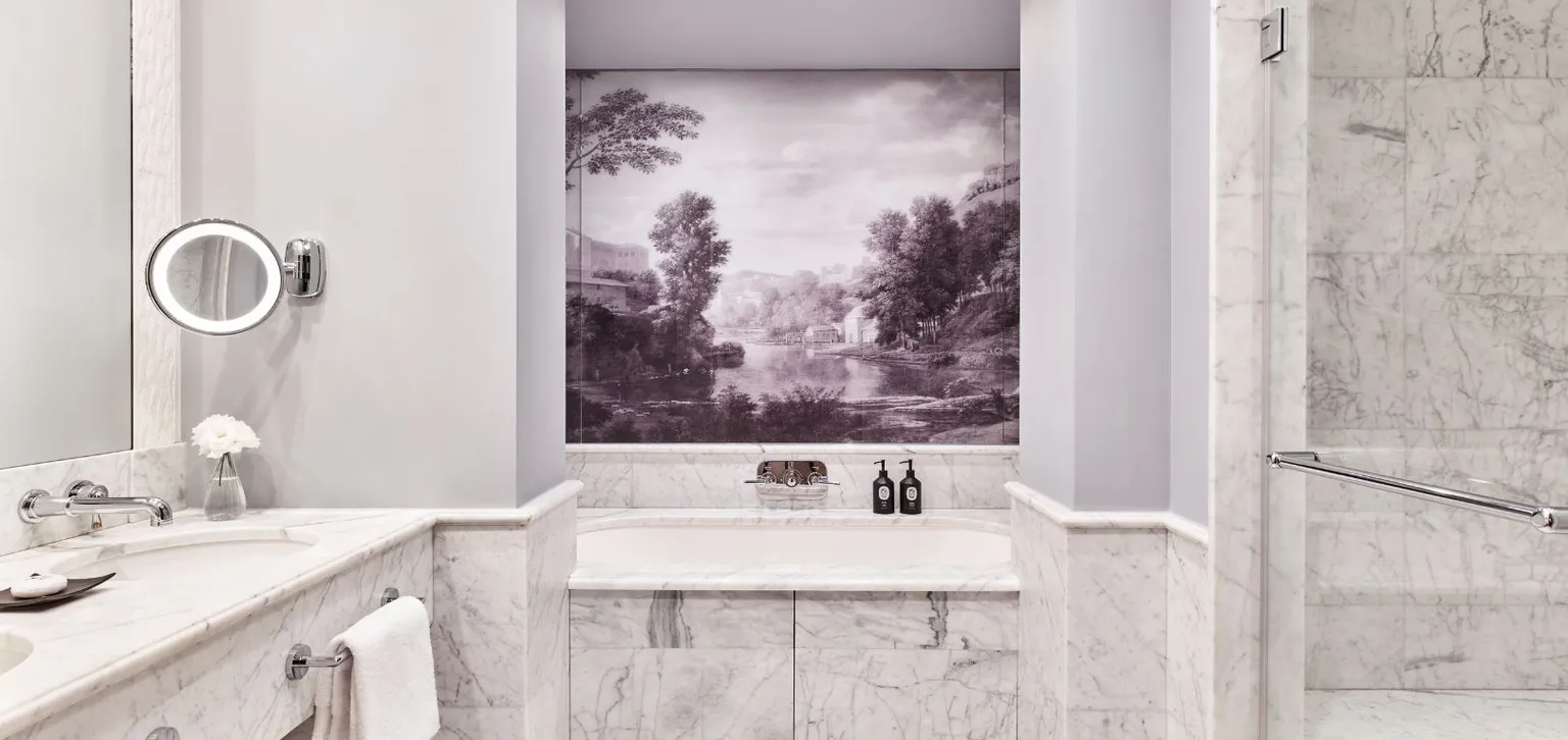 Salle de bain de la Suite prestige Champs Élysées au Fouquet's Paris