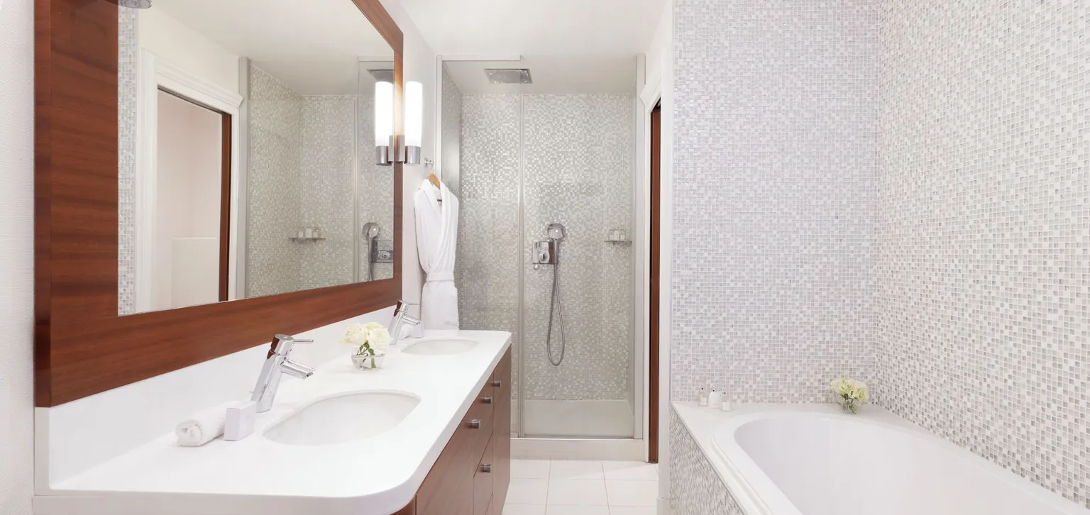 Salle de bain de la chambre prestige terrasse à l'hôtel le Normandy à Deauville
