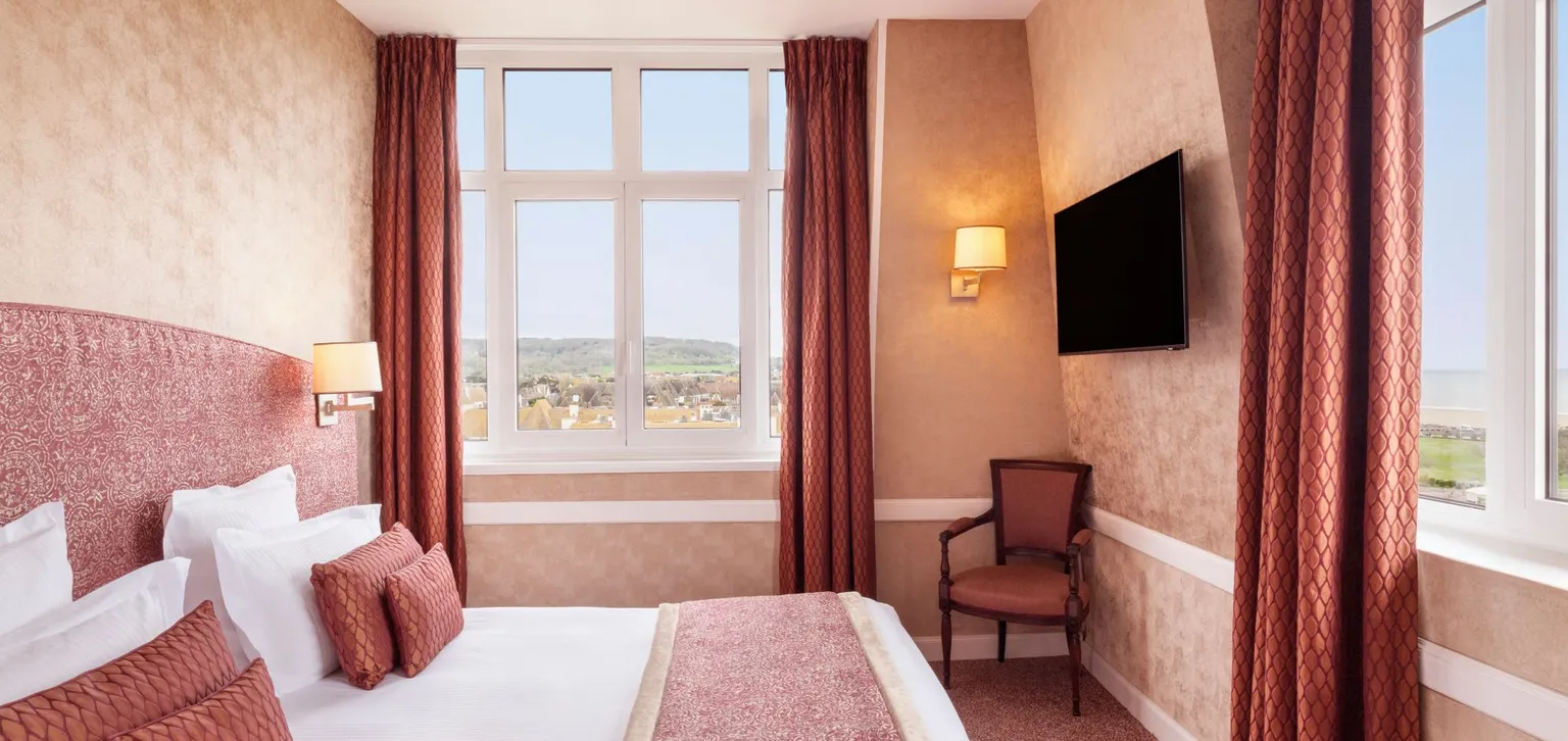 Chambre de la chambre supérieure mer à l'hôtel le royal à deauville