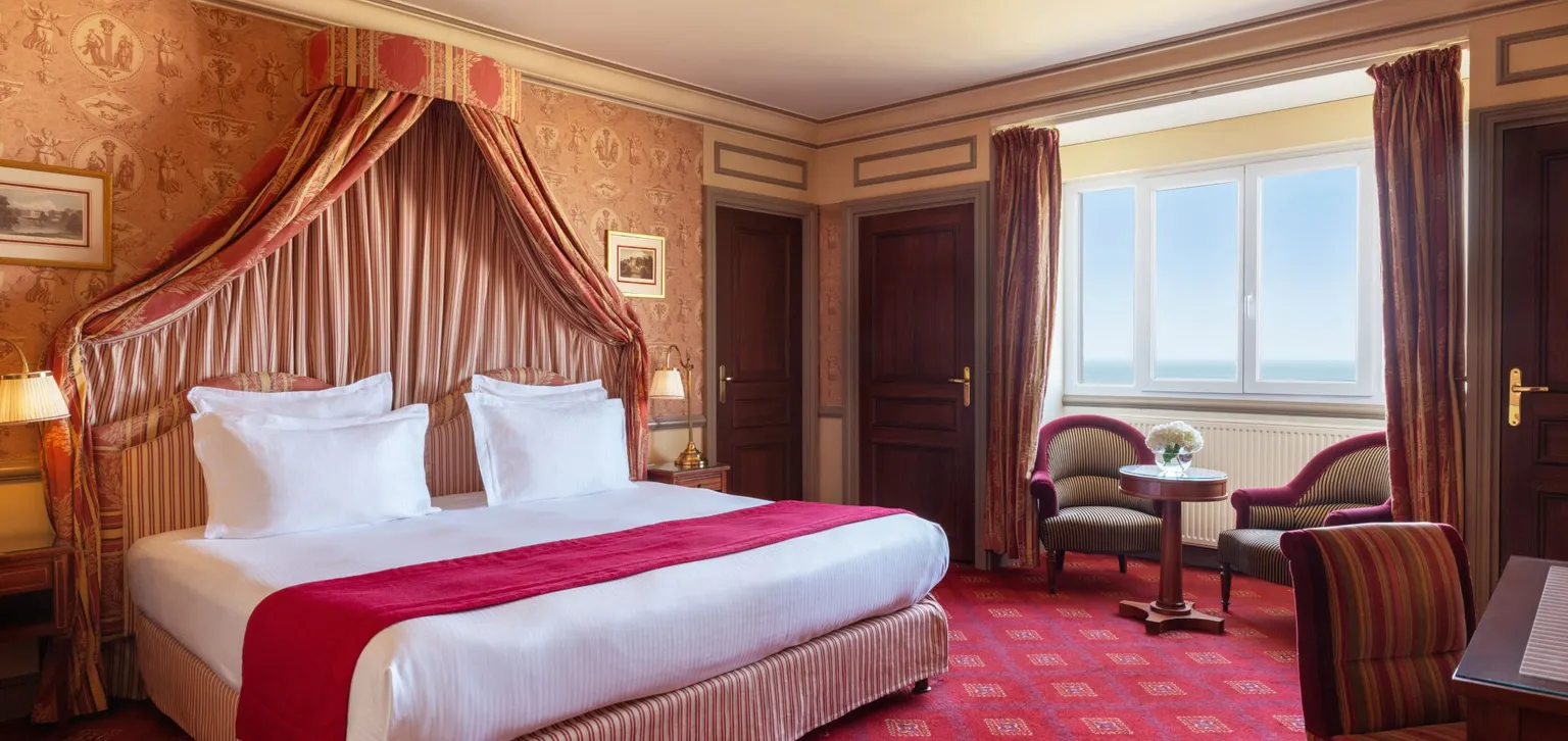 Chambre de la chambre supérieure mer à l'hôtel le royal à deauville