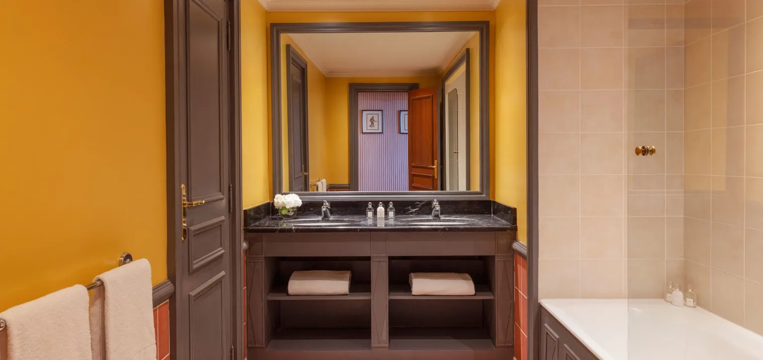 Salle de bain de la chambre supérieure mer à l'hôtel le royal à deauville