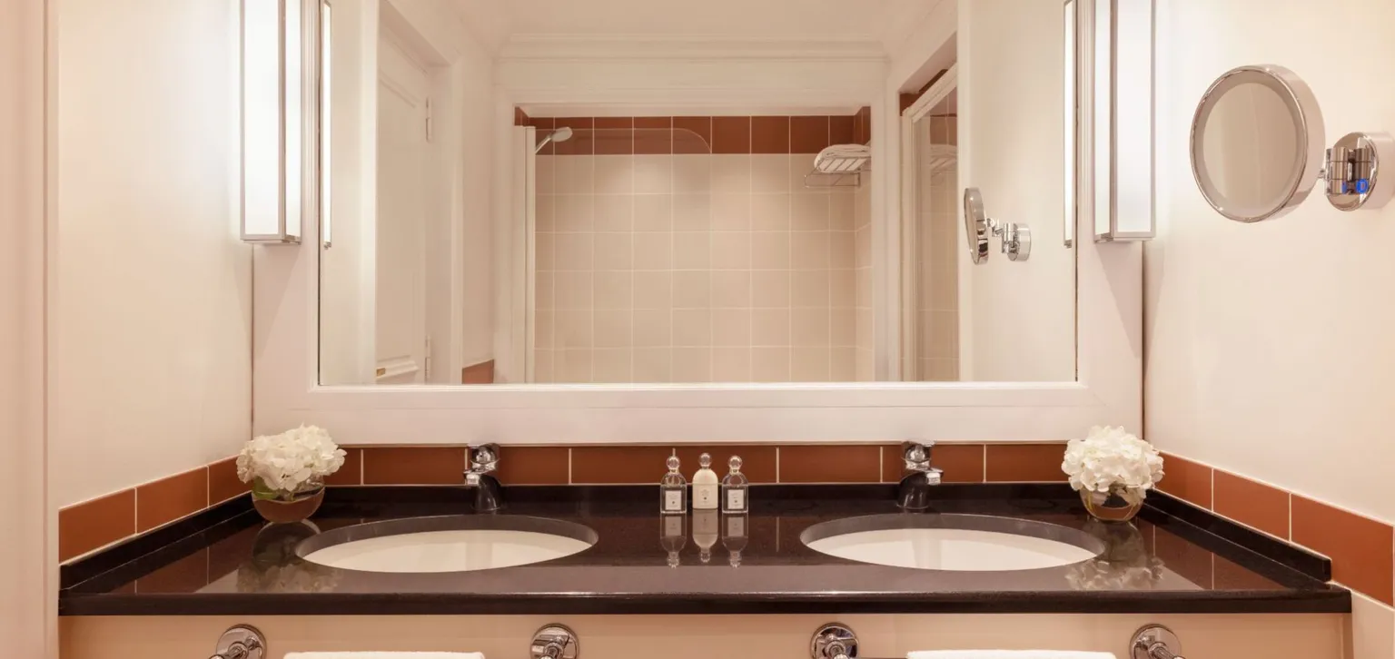 Salle de bain de la chambre deluxe à l'hôtel le royal à deauville