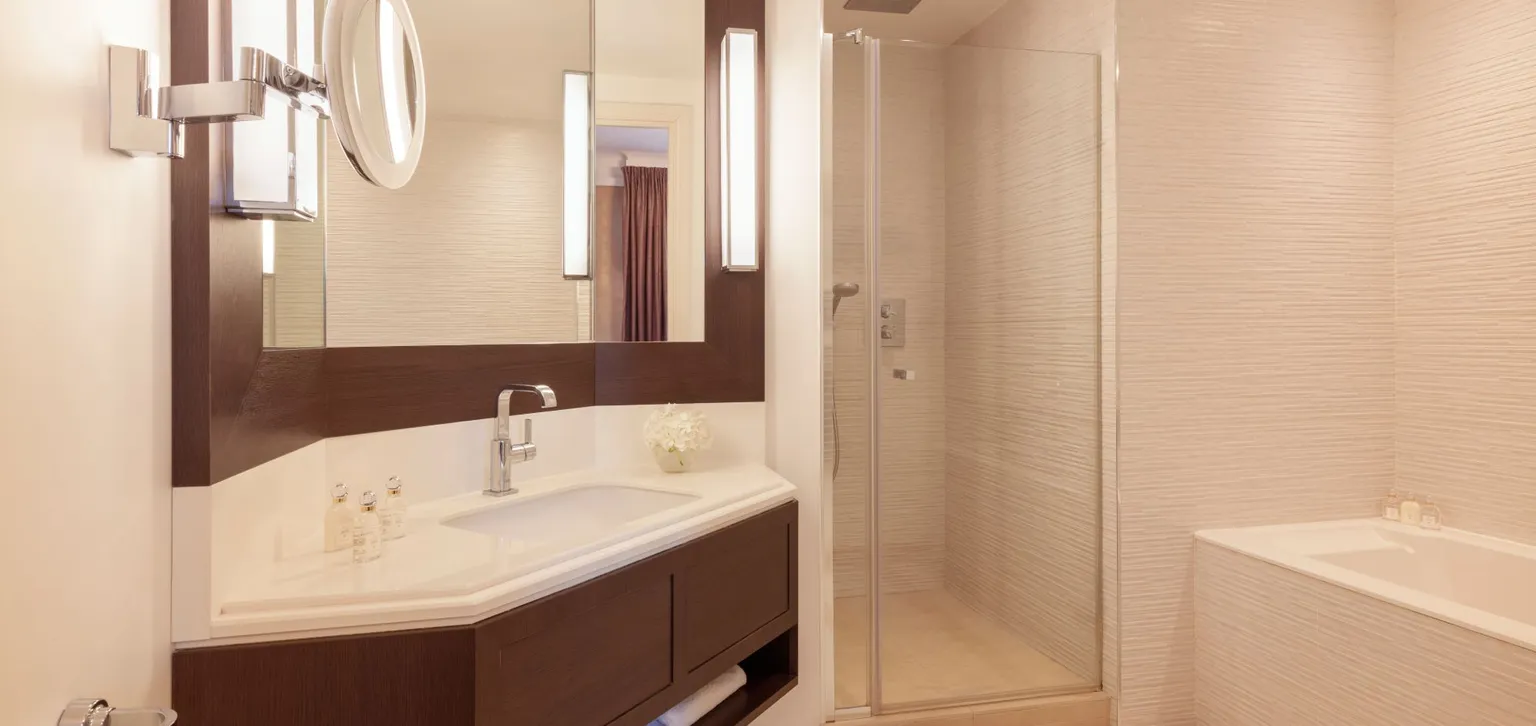 Salle de bain de la suite junior de l'hôtel le royal à deauville