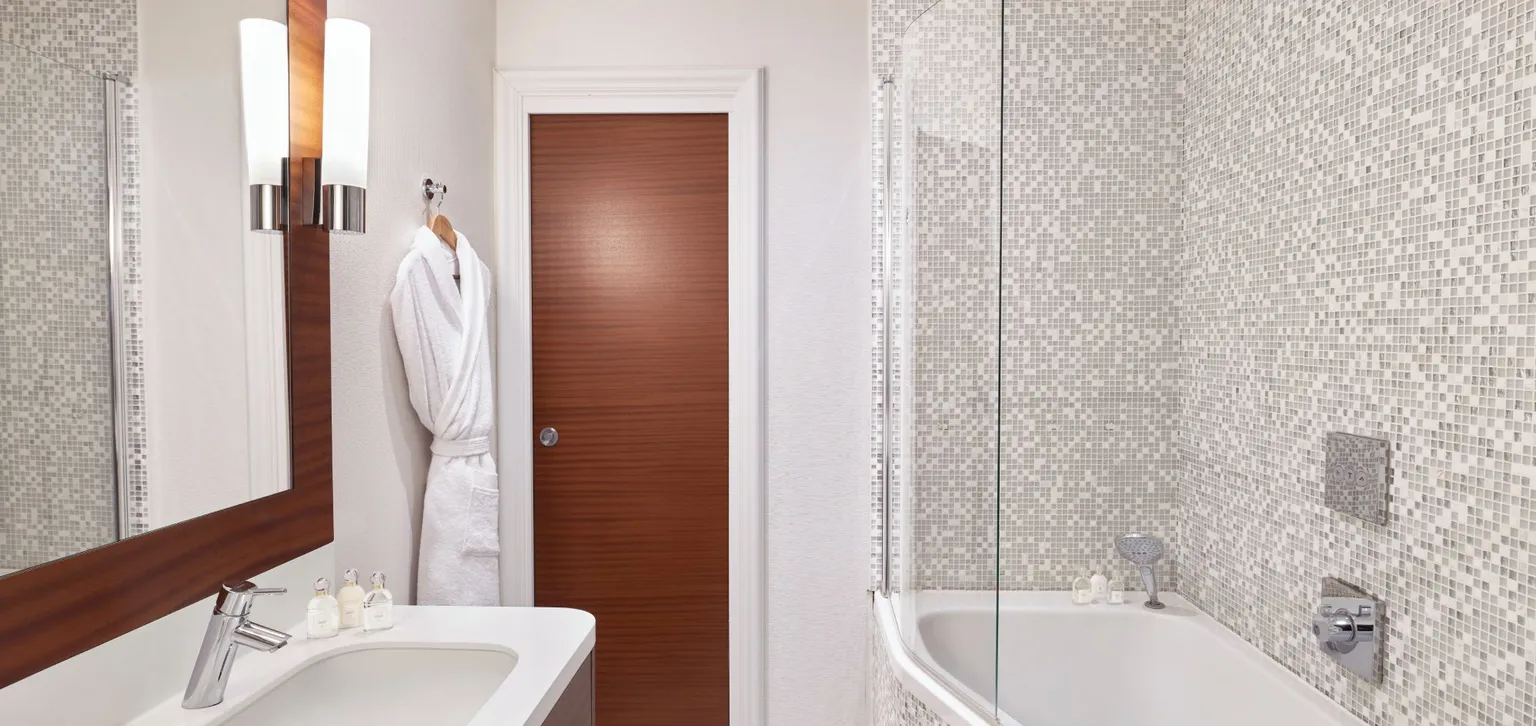 Salle de bain de la chambre supérieure à l'hôtel le Normandy à Deauville