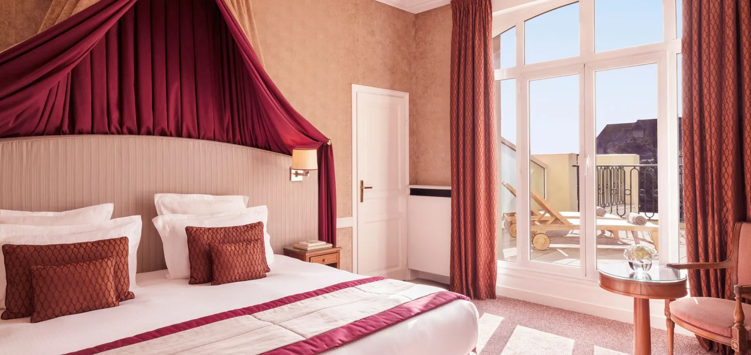 Chambre de la chambre deluxe terrasse à l'hôtel le royal à deauville