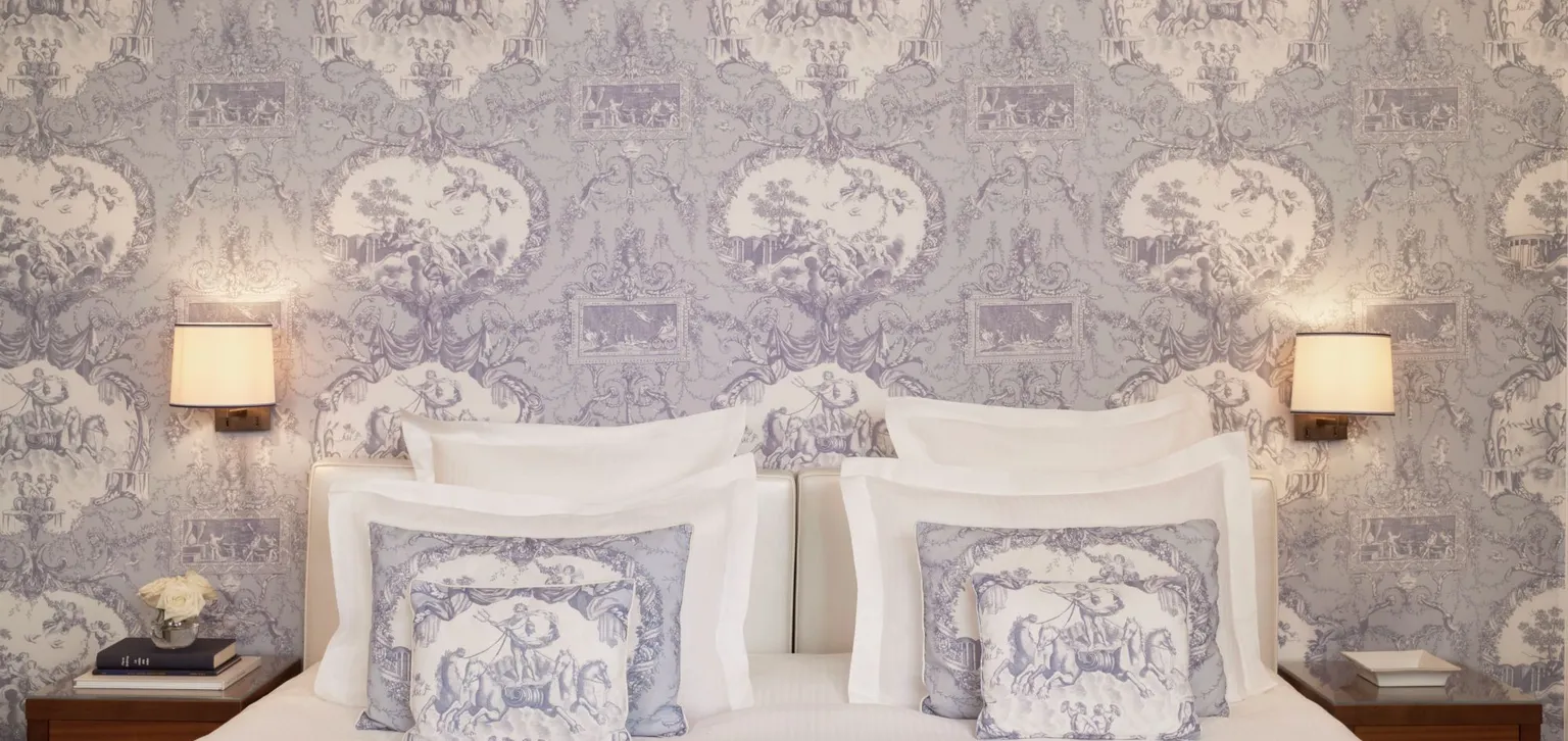 Tête de lit de la chambre supérieure à l'hôtel le Normandy à Deauville