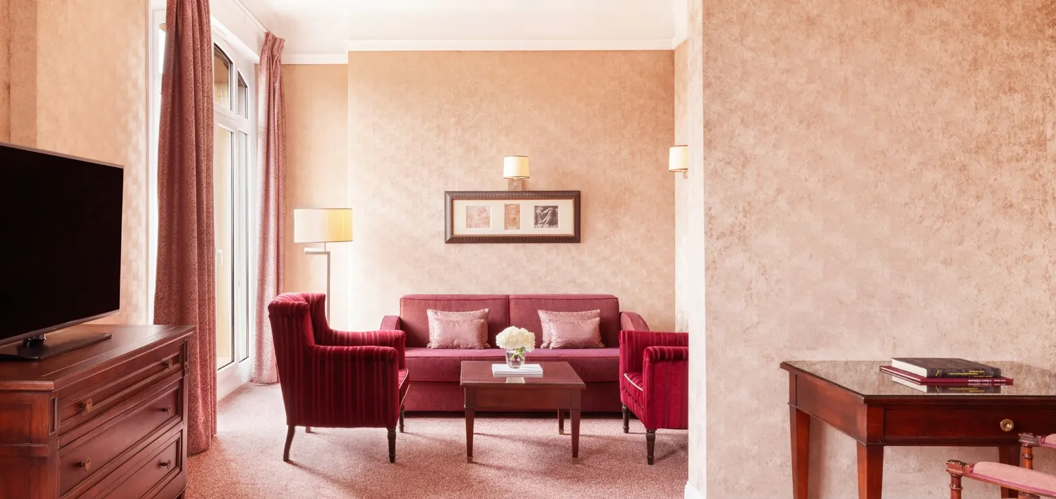 Salon de la suite junior de l'hôtel le royal à deauville