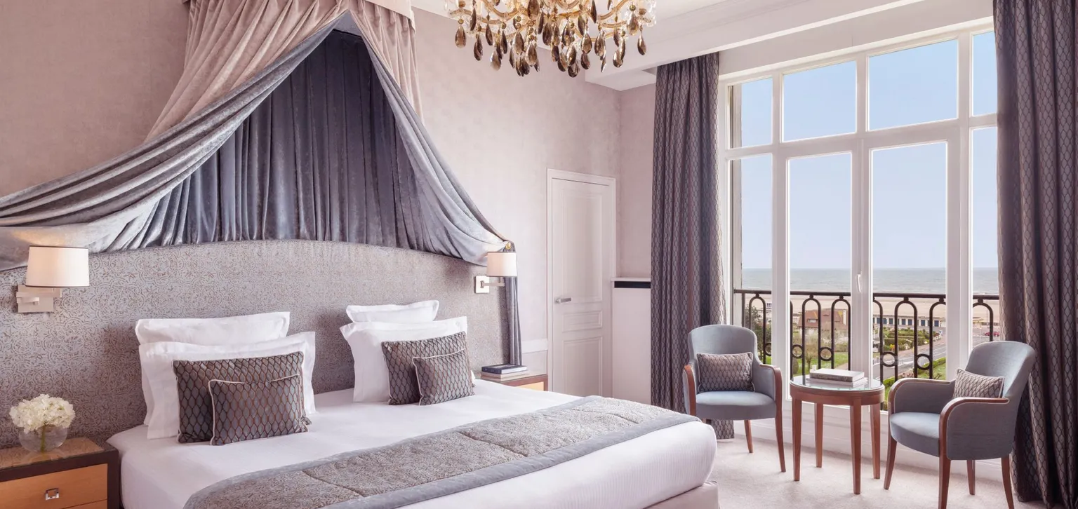 Chambre de la chambre prestige mer à l'hôtel le royal à deauville