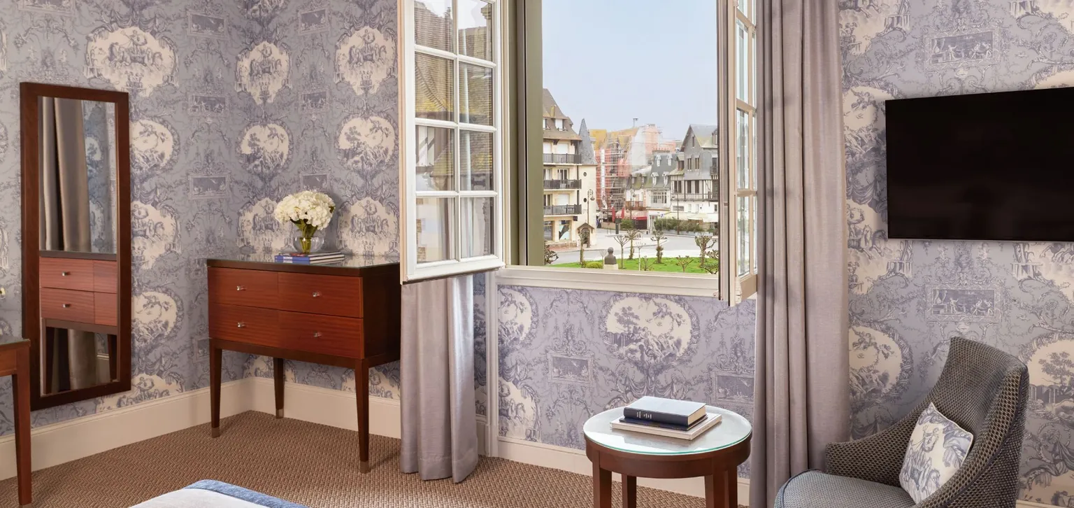 Fenêtre de la chambre deluxe à l'hôtel le Normandy à Deauville