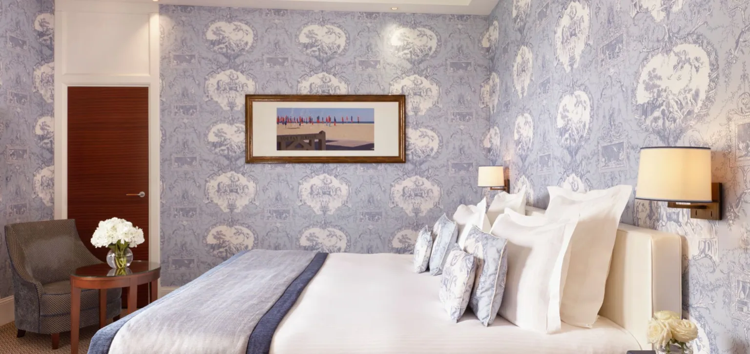 Chambre de la chambre deluxe à l'hôtel le Normandy à Deauville
