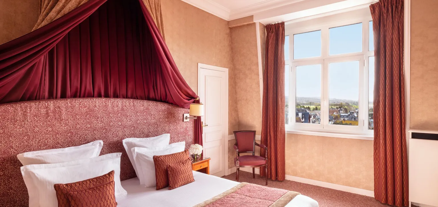Chambre de la chambre supérieure à l'hôtel le royal à deauville