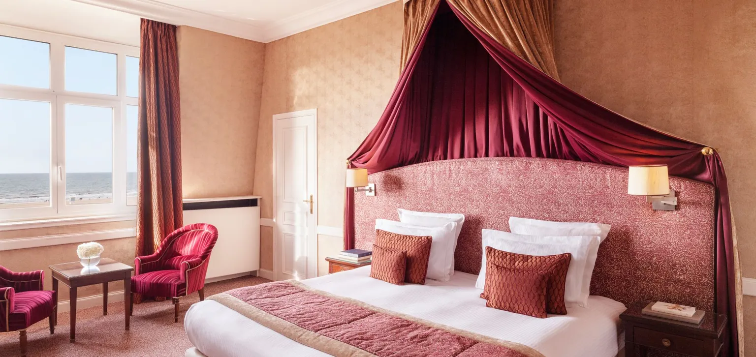 chambre de la chambre deluxe mer à l'hôtel le royal à deauville