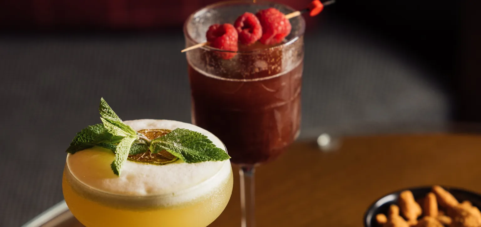 Deux cocktails et apéritifs au bar Le Green à l'Hôtel du Golf à Deauville