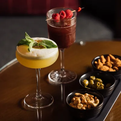 Deux cocktails et apéritifs au bar Le Green à l'Hôtel du Golf à Deauville