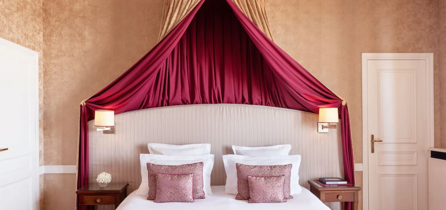 tête de lit de la chambre deluxe mer à l'hôtel le royal à deauville