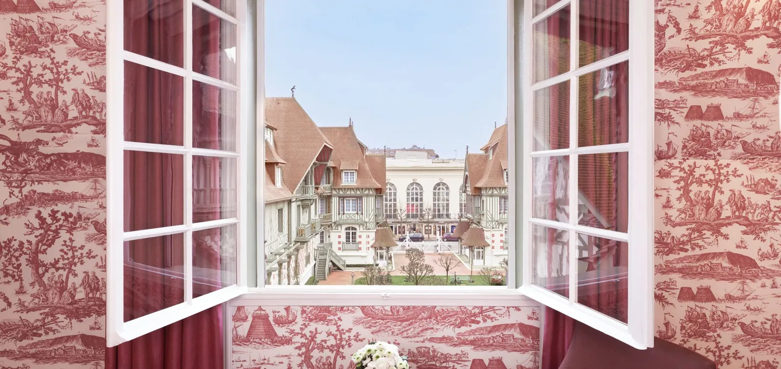 Fenêtre de la chambre prestige à l'hôtel le Normandy à Deauville