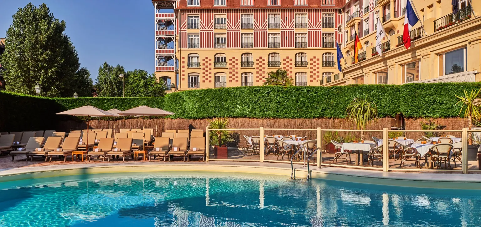 Façade et piscine de l'hôtel le royal à deauville