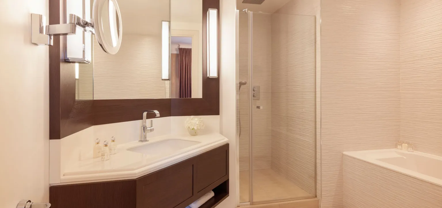 Salle de bain de la chambre prestige à l'hôtel le royal à deauville