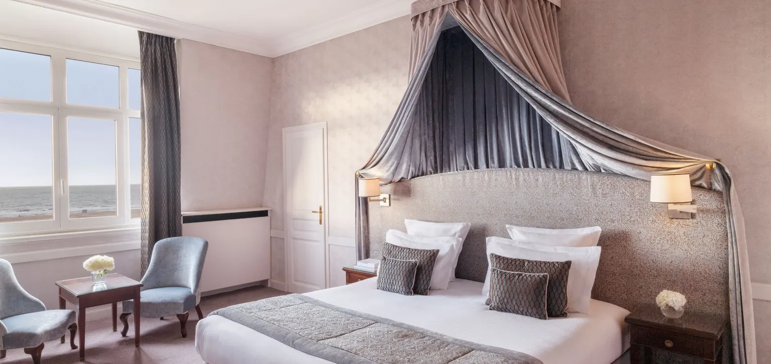 Chambre de la chambre deluxe mer à l'hôtel le royal à deauville