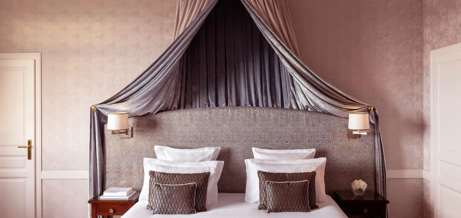 Tête de lit de la chambre deluxe mer à l'hôtel le royal à deauville