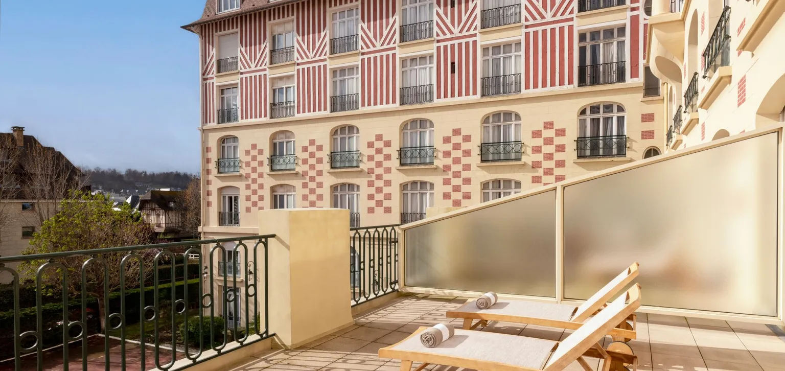 Tarrasse de la chambre deluxe terrasse à l'hôtel le royal à deauville