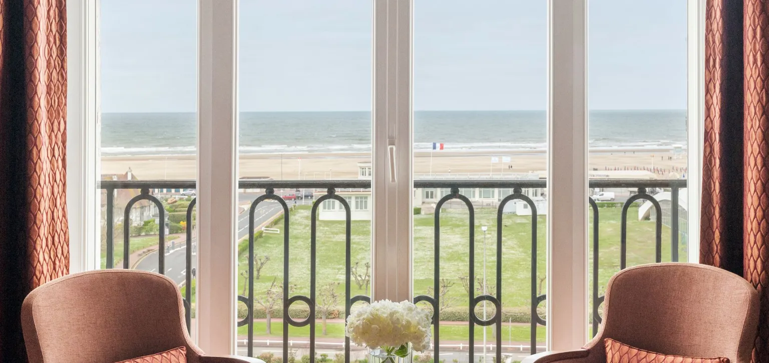 Fenêtre de la chambre prestige mer à l'hôtel le royal à deauville