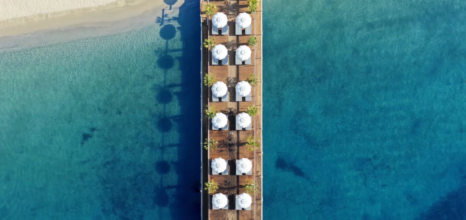 La plage privée du Majestic Cannes vue du ciel