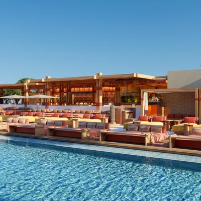 Roka restaurant Fouquet's Mykonos - Transats et piscine