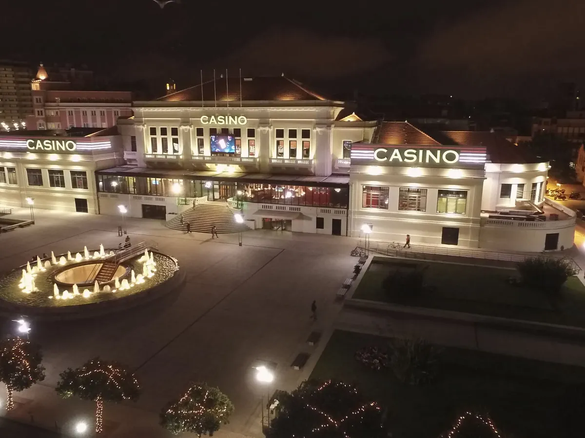 Façade de nuit du Casino Barrière Póvoa