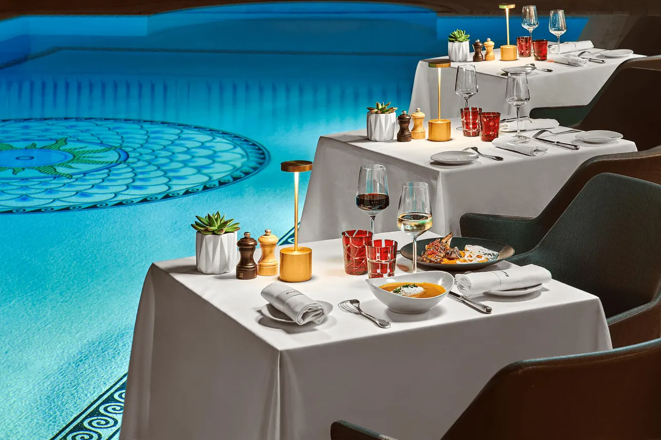 Tables piscine fouquet's Cannes