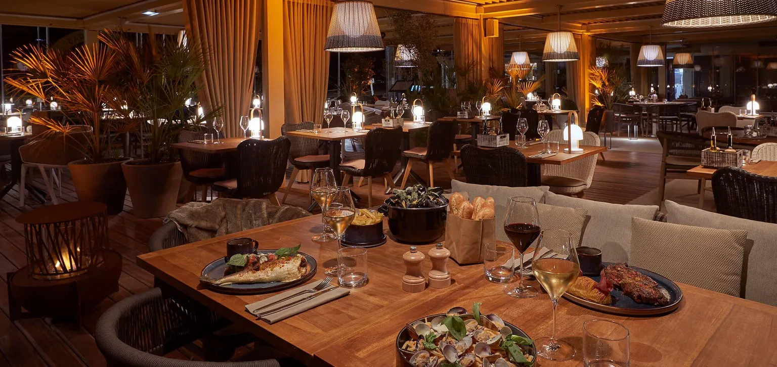 Salle intérieure au Bar du Soleil à Deauville