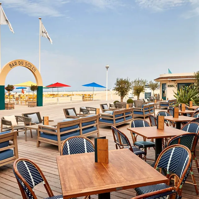 Terrasse face à la plage au Bar du Soleil à Deauville