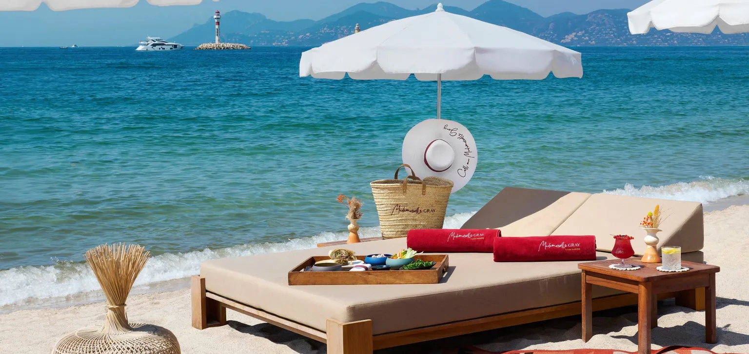 Bord de l'eau du Mademoiselle Gray à l'hôtel Le gray d'albion à cannes