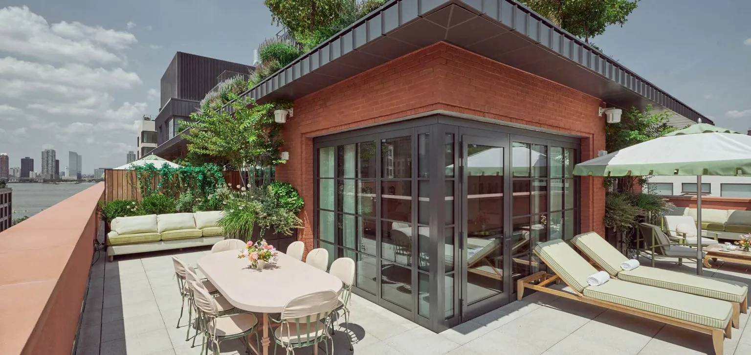 Espace repas sur la terrasse de la Tribeca Corner Terrace Suite de l'hôtel Fouquet's New York