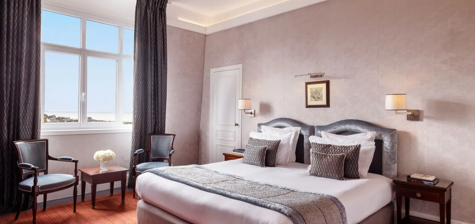 Chambre de la chambre deluxe à l'hôtel le royal à deauville