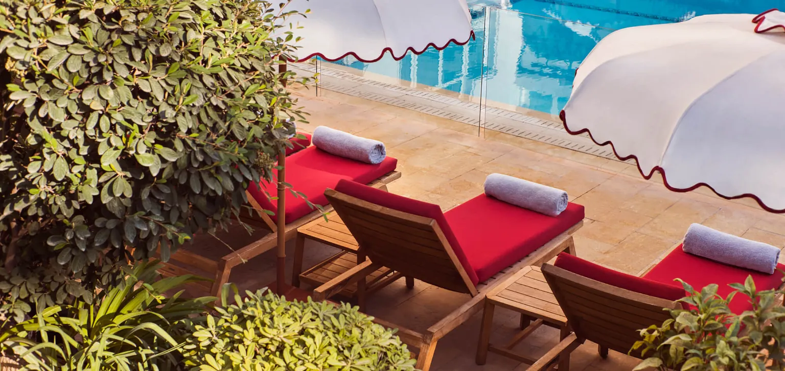 Parasols espace arboré de La piscine du Majestic à Cannes