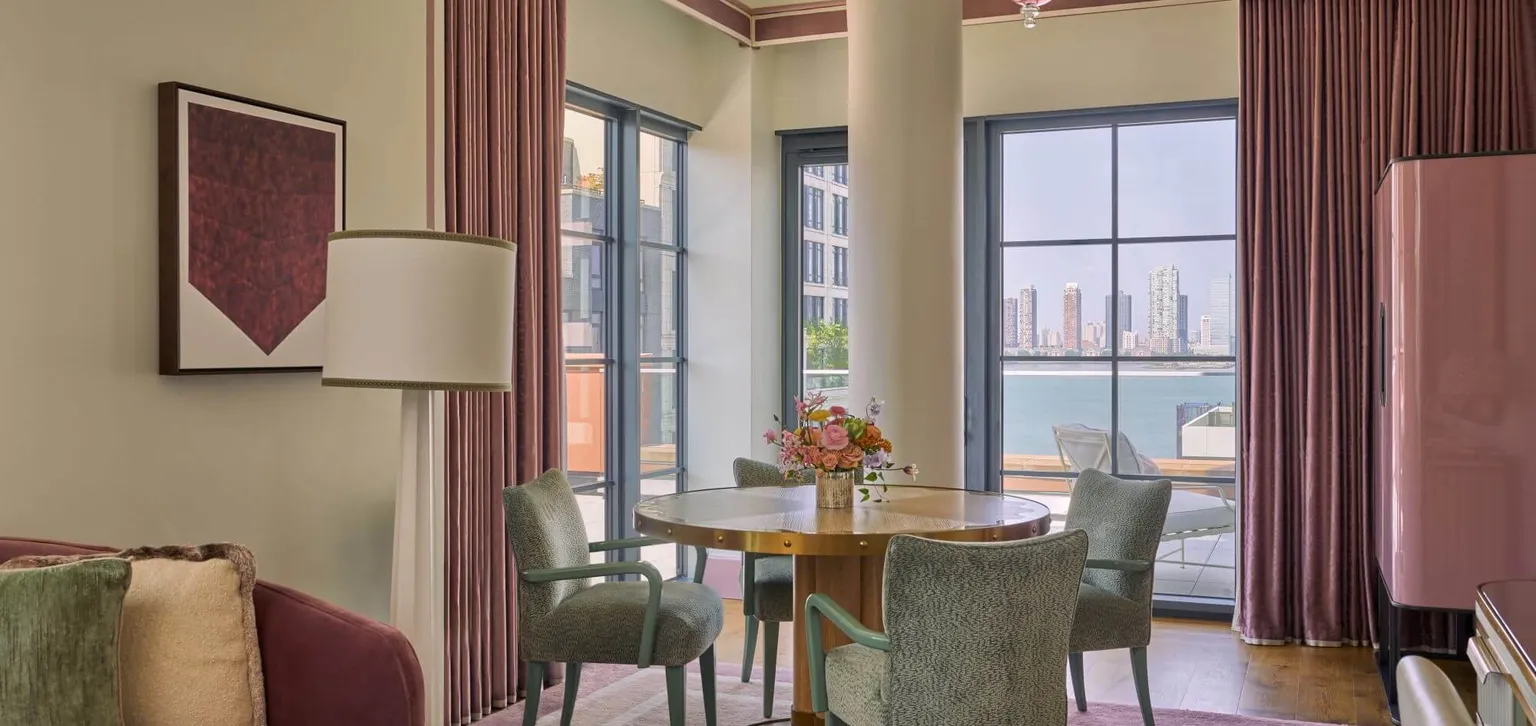 Salle à manger de la Hudson View Corner Terrace Suite de l'hôtel Fouquet's New York