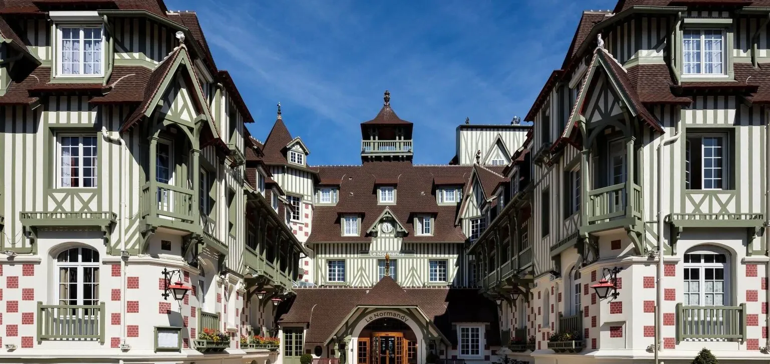 La façade de l'Hôtel Le Normandy à Deauville