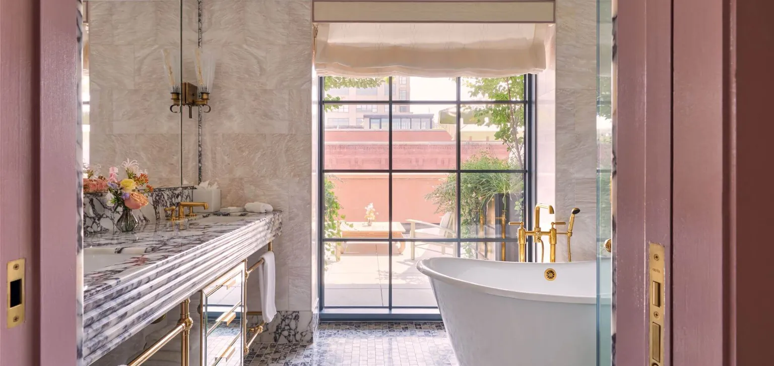 Salle de bain de la Tribeca Corner Terrace Suite de l'hôtel Fouquet's New York