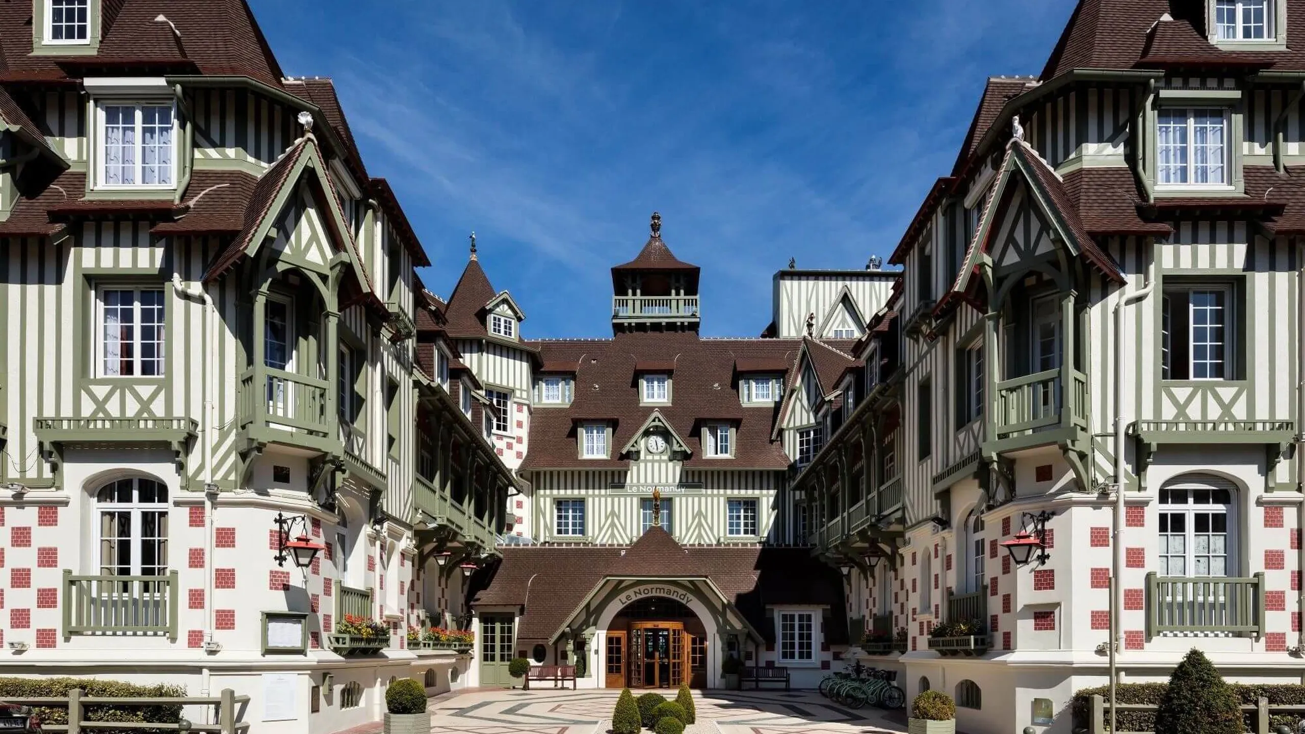 Façade de l'Hôtel Barrière Le Normandy à Deauville