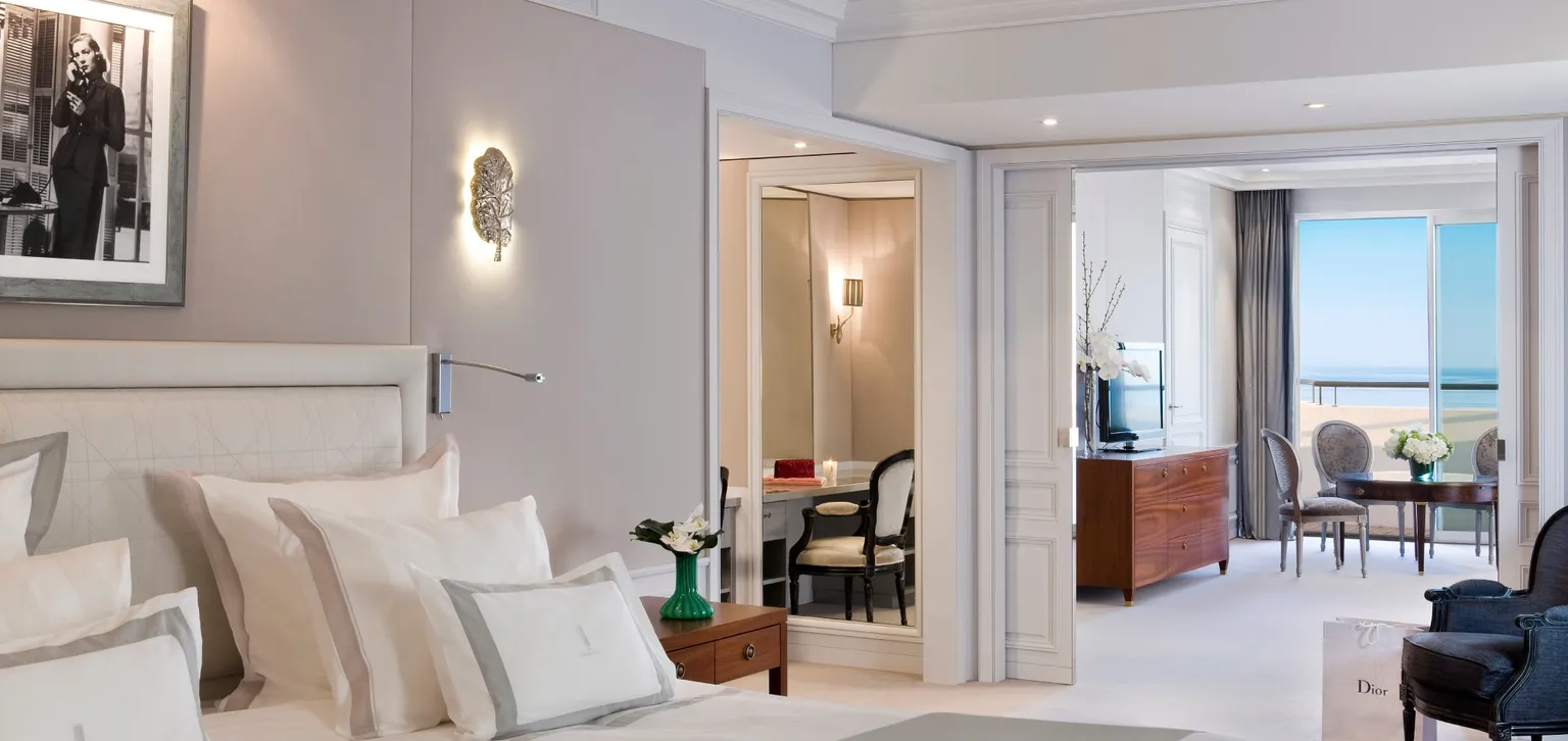 Chambre de la suite Christian Dior à l'hôtel le Majestic à Cannes