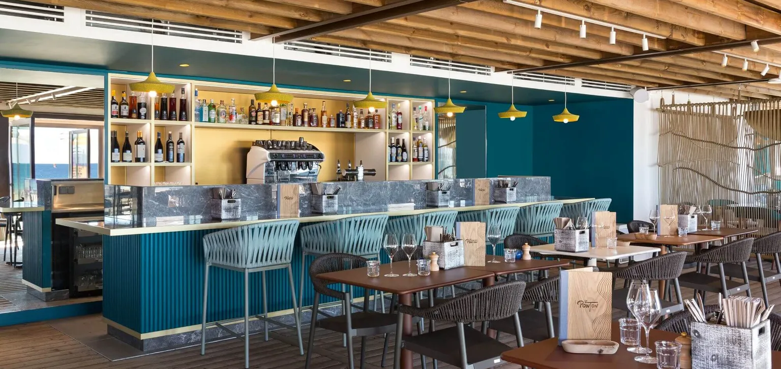 Intérieur au Ponton avec son bar