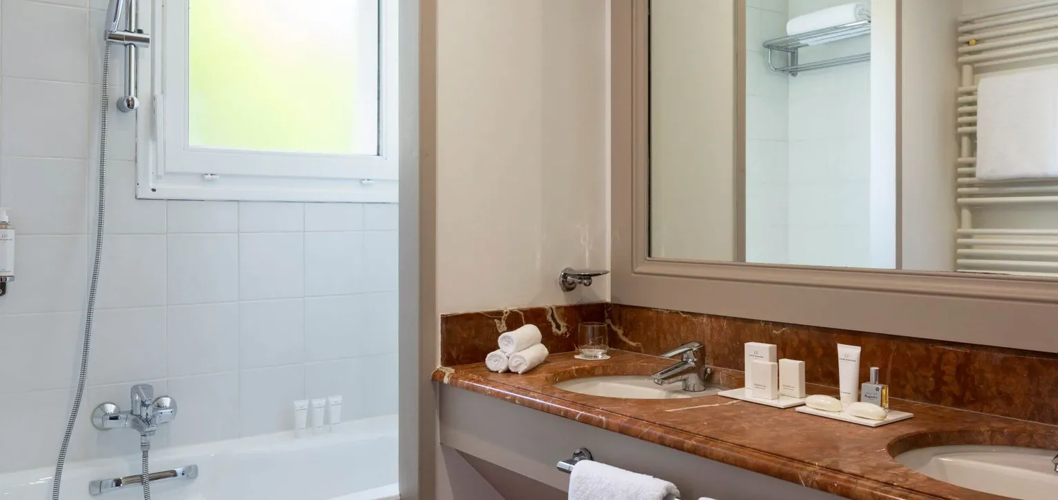 Salle de bain de la suite Deluxe côté lac du Grand Hôtel Enghien-les-bains
