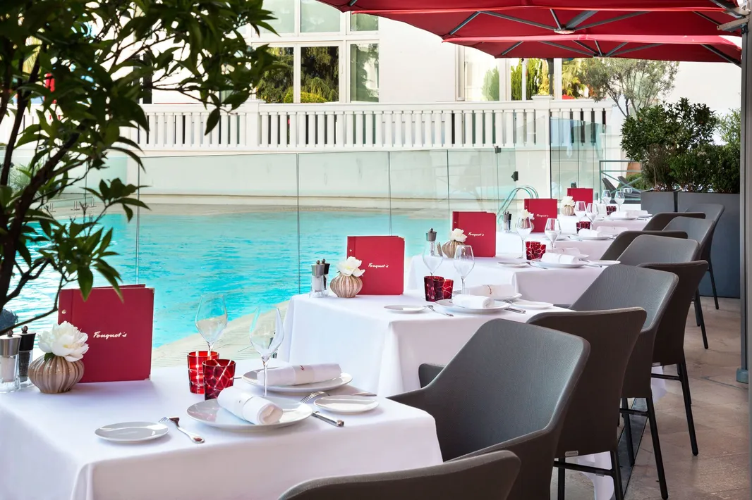 Tables au bord de la piscine du restaurant Fouquet's à Cannes