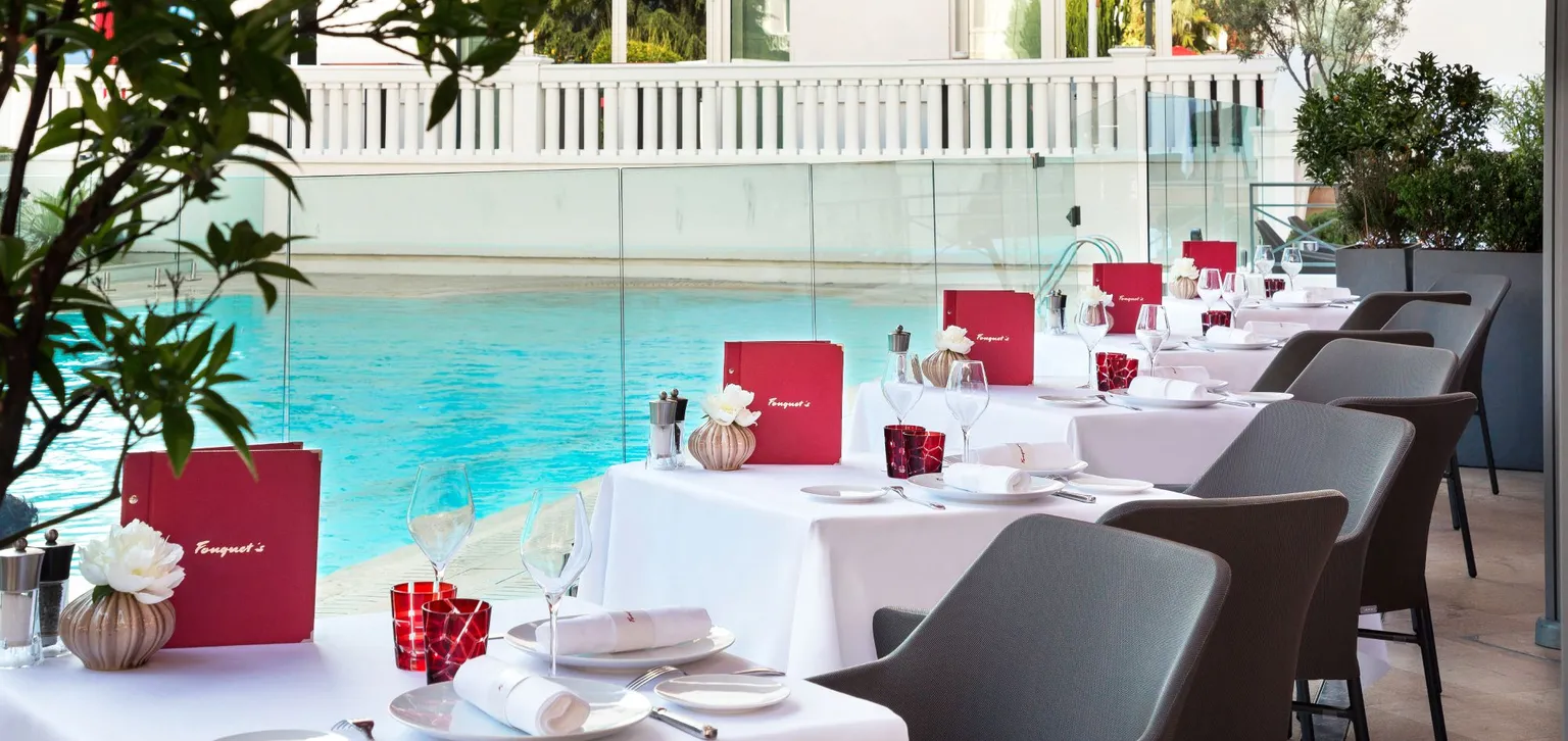Tables au bord de la piscine du restaurant Fouquet's à Cannes