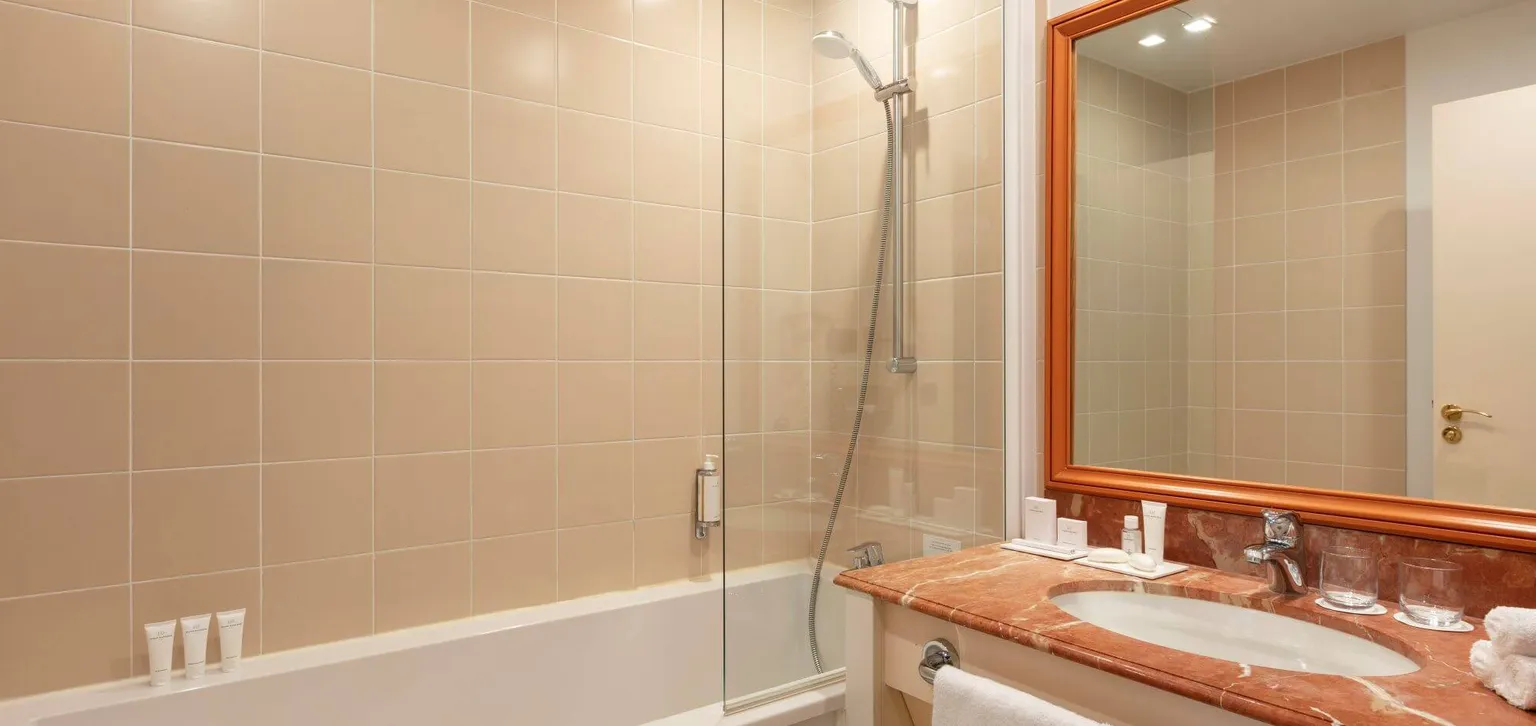 Enghien-les-bains Le Grand Hôtel salle de bain de la chambre supérieure