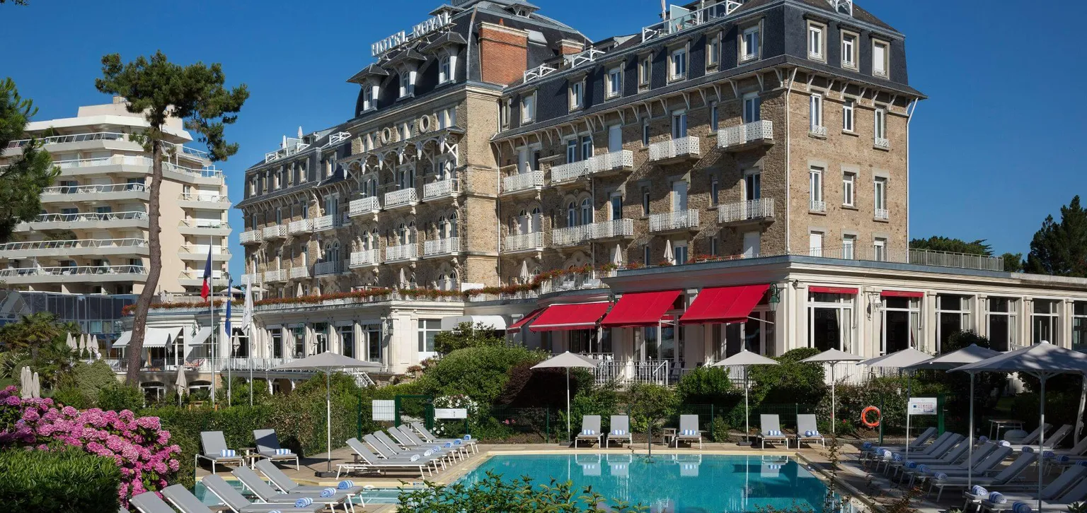 Piscine extérieure de l'hôtel Royal la Baule