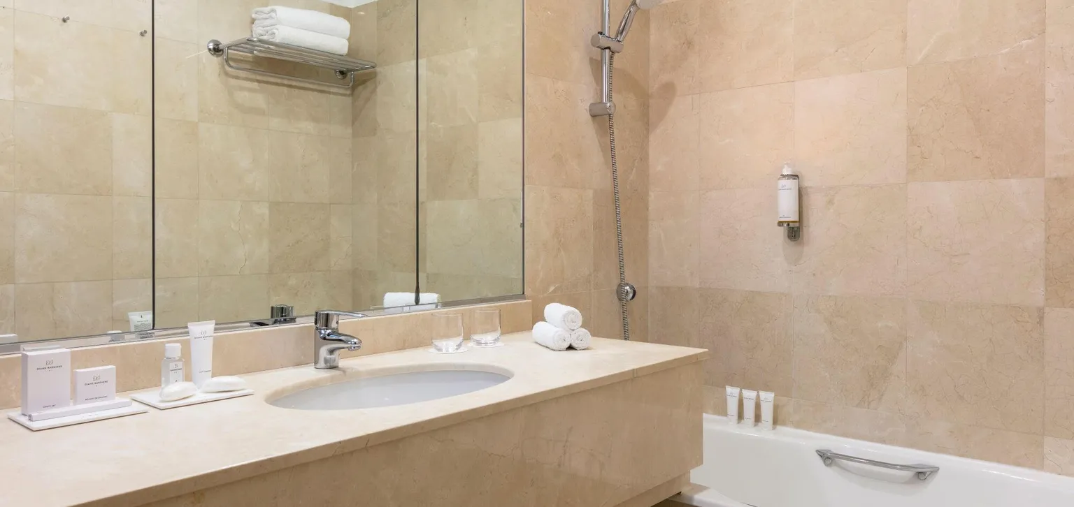 Enghien-Les-Bains Le Grand Hôtel Chambre exécutive côté lac salle de bain
