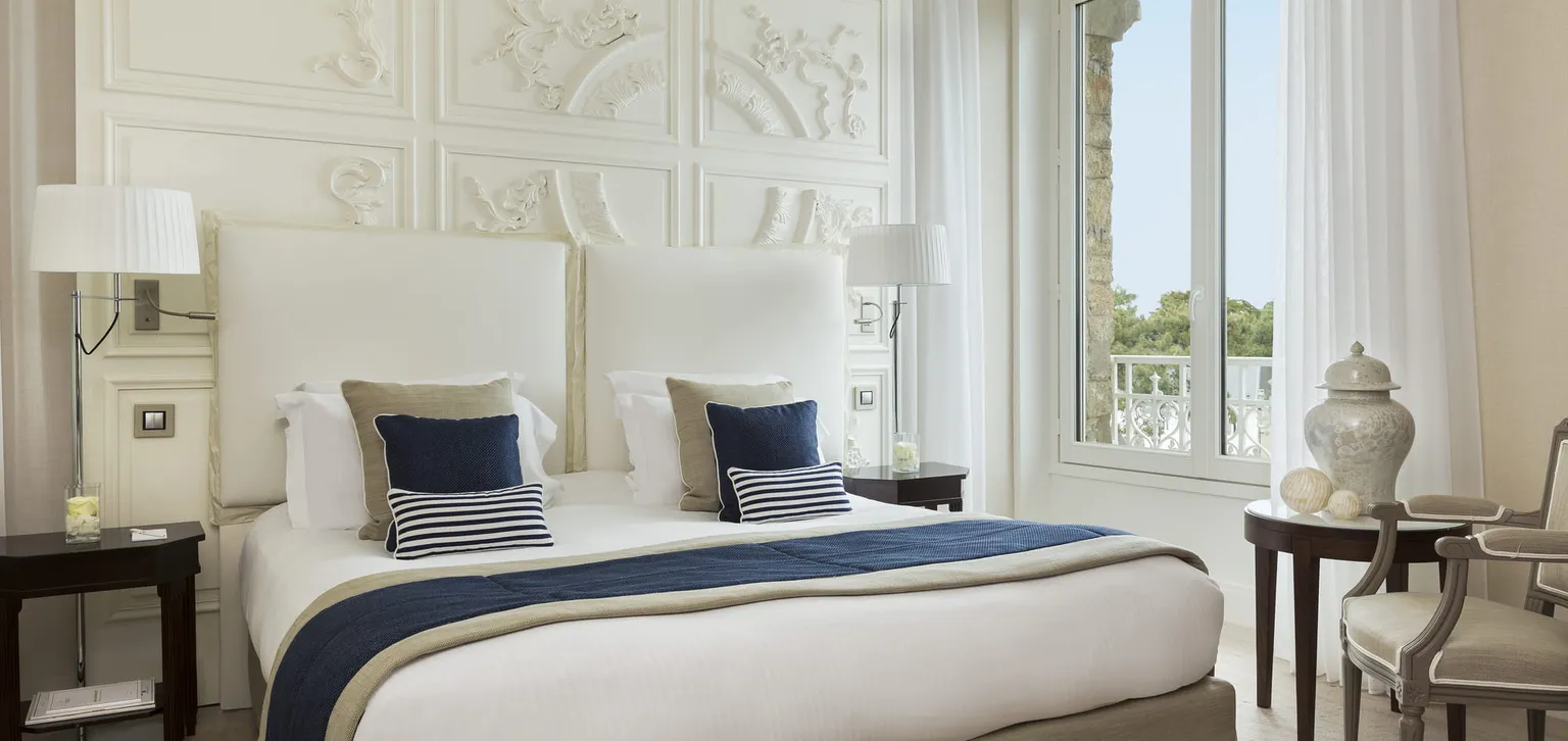 Coin nuit de la chambre Deluxe de l'hôtel Le Royal La Baule