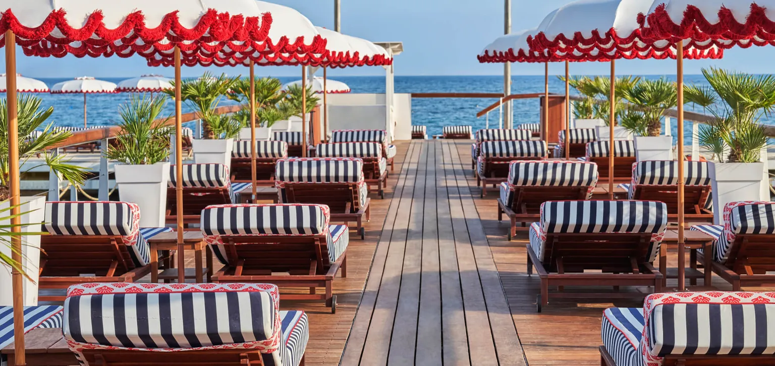 Ciro's Cannes ponton avec transats et parasols